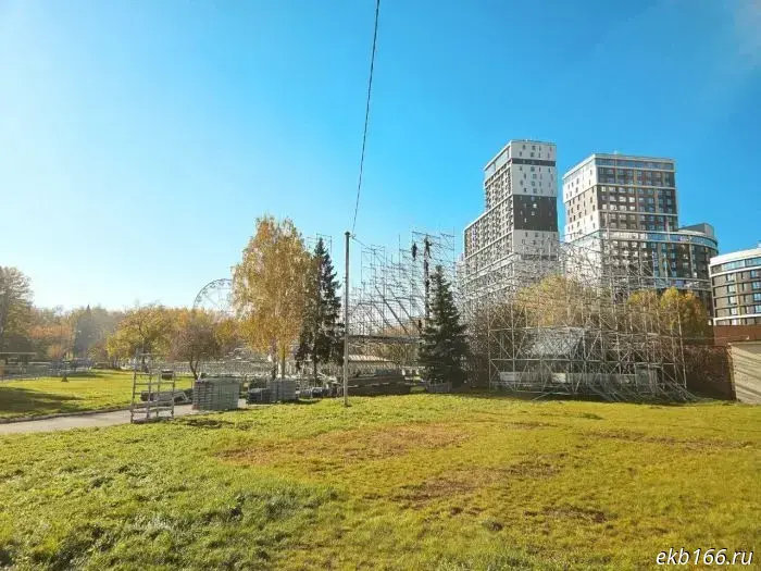 Construction of an ice winter slide has begun in Yekaterinburg.
