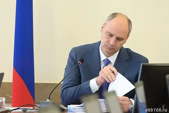 Холодный сезон в Екатеринбурге стартует уже в конце недели — с 2 ноября средняя суточная температура воздуха станет отрицательной. Об этом сообщил Алексей Пулин, автор Telegram-канала «Погода в Екатеринбурге»:

— С 2 ноября мы вступаем в зиму. По данным ансамблевого прогноза AIFS, средняя температура (белая линия) останется ниже 0 °C как минимум до середины ноября, — подчеркнул метеоролог.

Ранее в Гидрометцентре России отметили, что в ноябре в Урале ожидается погода, соответствующая климатической норме — для Екатеринбурга это примерно -5,4 °C. Главный синоптик Урала Галина Шепоренко сообщила, что с 29 по 31 октября в городе будут дожди, ночью температура достигнет около +4 °C, а днём — до +7 °C. С 31 октября следует ожидать поступление холодного воздуха за циклоном, после чего температура начнет постепенно снижаться.