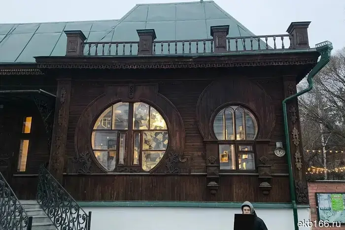 В Екатеринбурге запрещено самостоятельно устанавливать мемориальные доски на фасадах зданий.