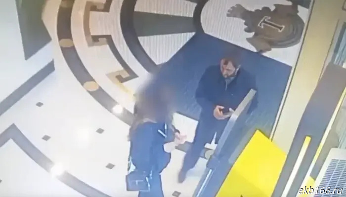 Задержан мошенник, который «занимал» у жителей элитных жилых комплексов в Екатеринбурге деньги на «взятку» (ВИДЕО)