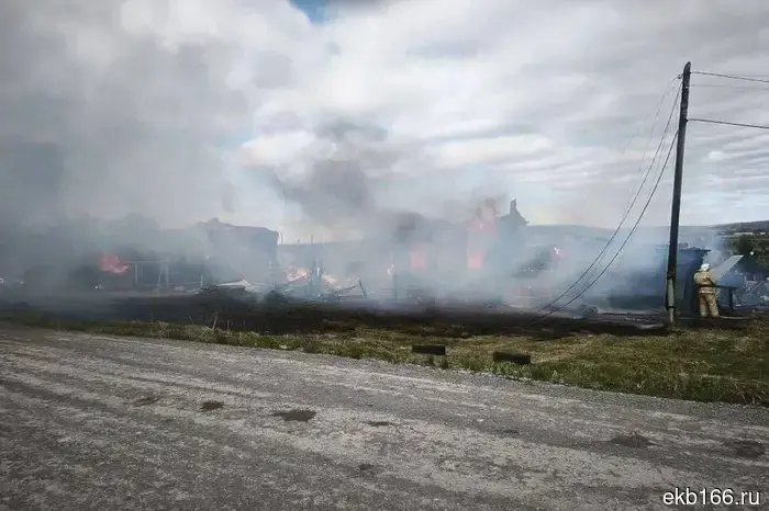 In the Sverdlovsk village, seven residential houses caught fire at once.