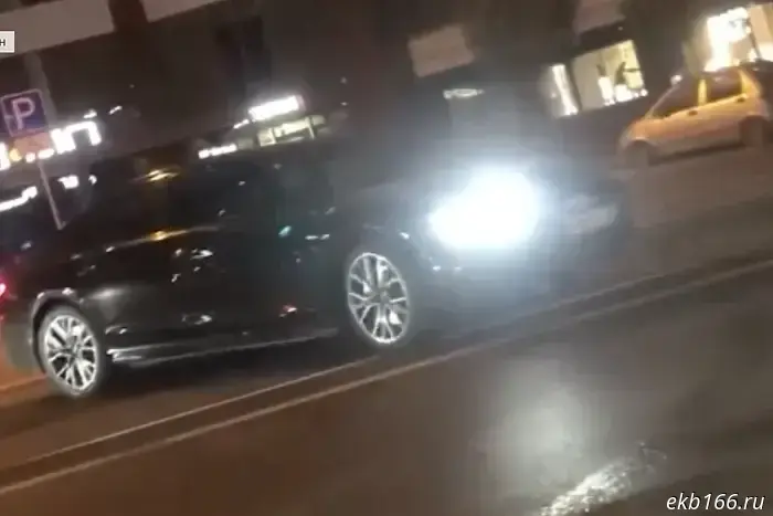 В центре Екатеринбурга неустановленный водитель на Audi преднамеренно создал несколько аварий.