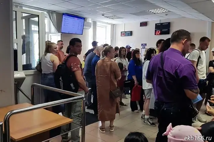 В Екатеринбурге миграционные службы, где образуются большие очереди, начали работать в усиленном режиме.