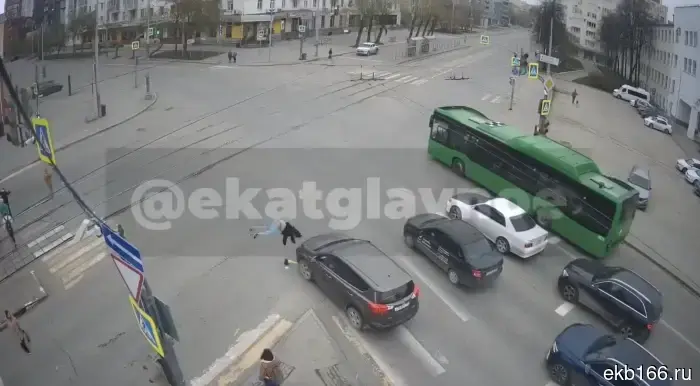 В Екатеринбурге нетрезвые самокатчики совершили ДТП, проскочив на «красный» свет.