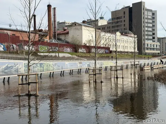 Новая набережная в центре Екатеринбурга снова оказывается затопленной.