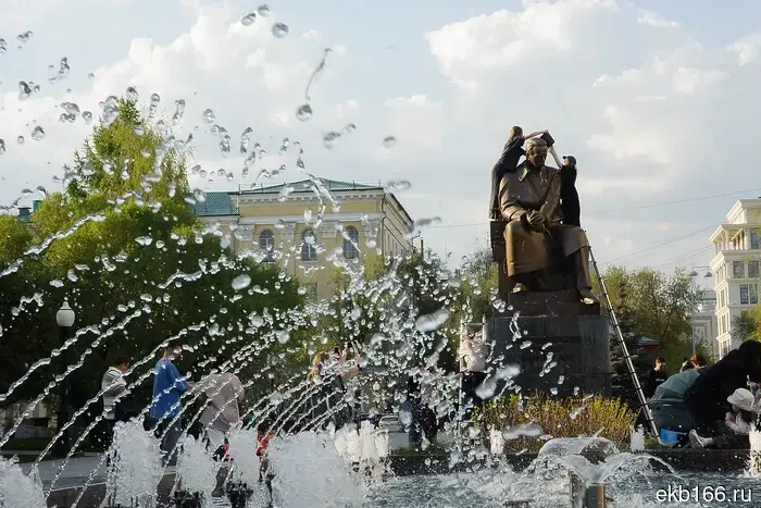 In Yekaterinburg, the monument to Alexander Popov was washed.