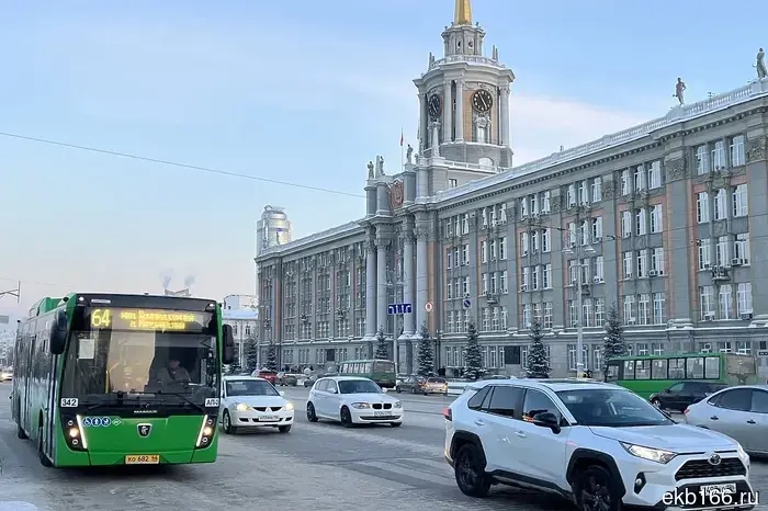 В автобусах Екатеринбурга повесили листовки с рекомендациями о том, как действовать в случае атаки беспилотников.