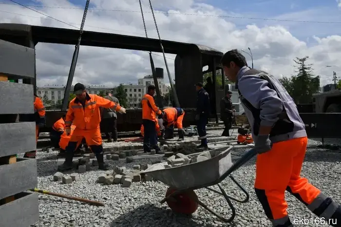 A giant tram has been brought to the center of Yekaterinburg and is being installed next to the tracks.