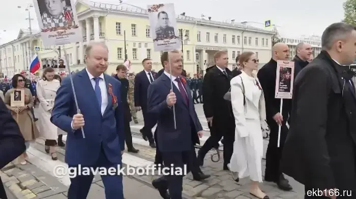 Residents of Yekaterinburg carried portraits of their relatives who died during the Special Military Operation at the "Immortal Regiment" event.