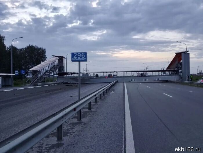 Dump truck demolished an overhead pedestrian crossing on the Yekaterinburg - Tyumen highway (PHOTO)