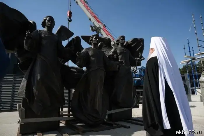 В Екатеринбург доставили скульптуры еще четырех архангелов для памятника РМК.