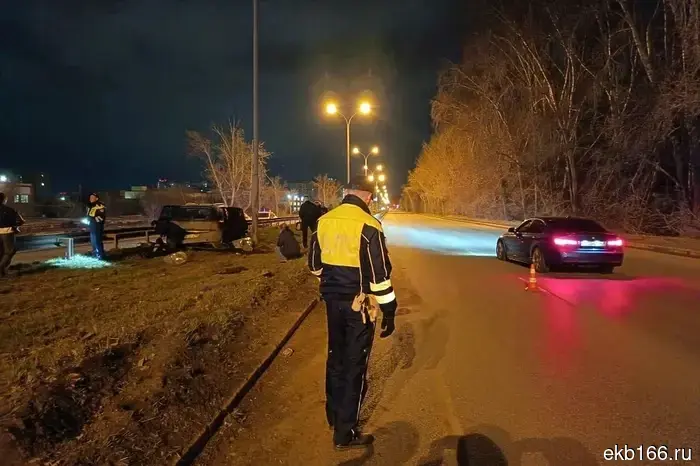 Погиб в результате аварии: молодой человек из Екатеринбурга, не имея водительских прав, сел за руль и врезался в столб.