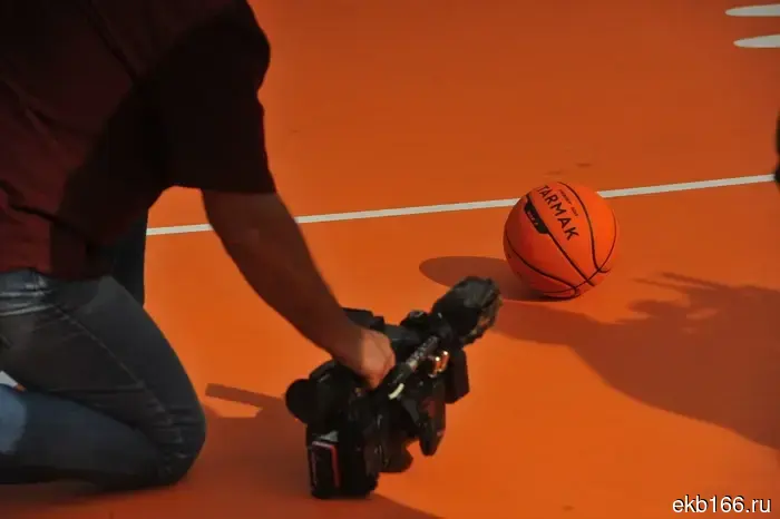 The young basketball player couldn't hold back tears at the opening of the court in Yekaterinburg.