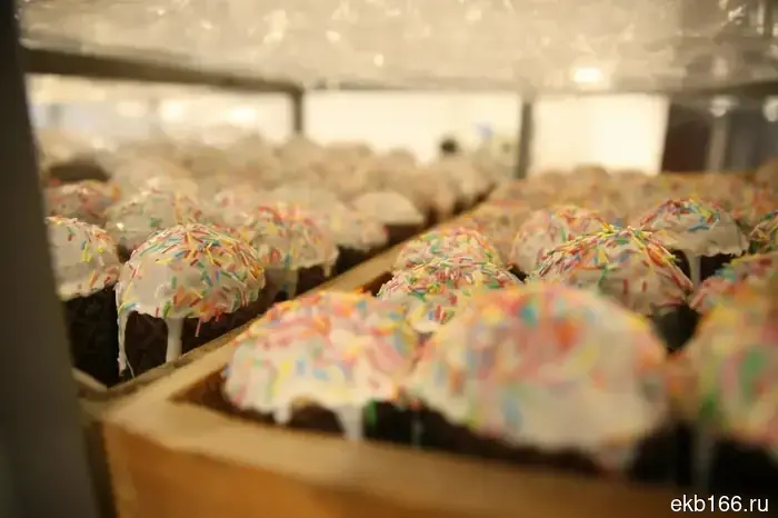 Doctors in Yekaterinburg will receive 5,000 Easter cakes from the St. Catherine Foundation (PHOTO)