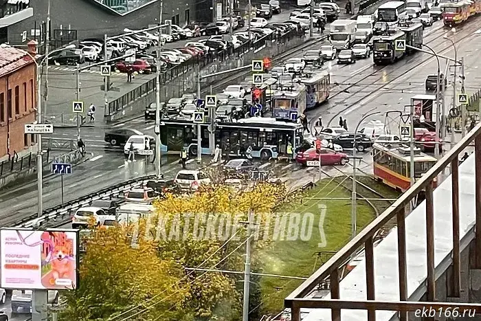 In the center of Yekaterinburg, a tram, a trolleybus and two cars collided.
