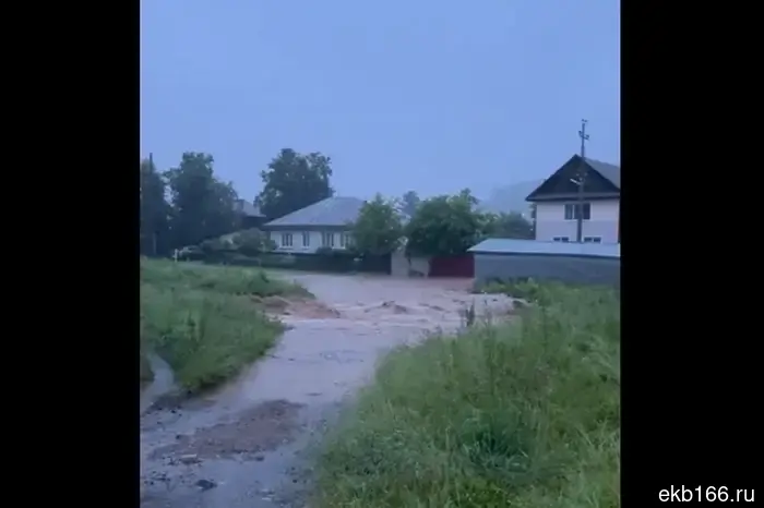 In Nizhnie Sergi, the bridge built after the powerful flood of 2020 was washed away.