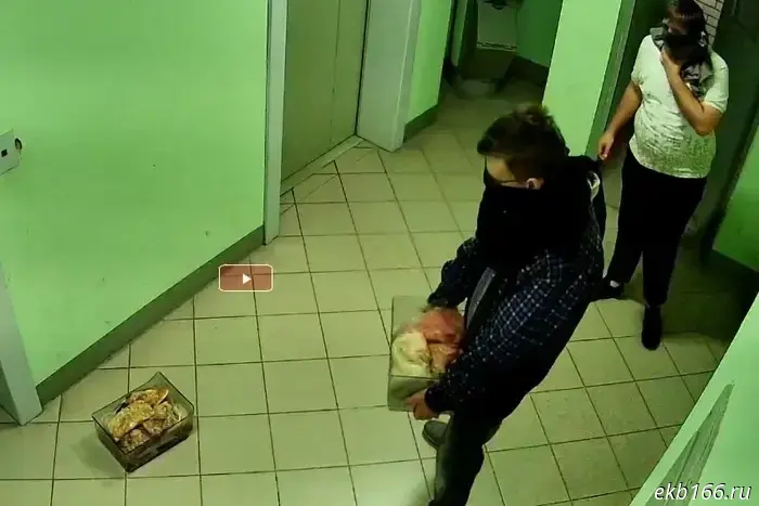 The discovery shocked the residents of Yekaterinburg: a deathly odor from the neighboring apartment alarmed everyone.