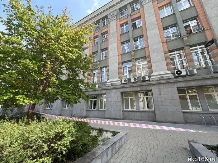 Часть фасада мэрии Екатеринбурга обрушилась — фото