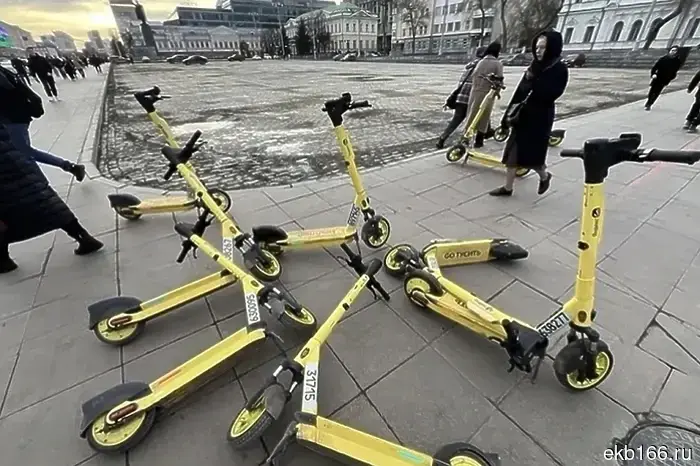 In the Ural city, a scooter driver hit a child on the sidewalk.