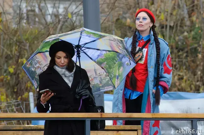 In the center of Yekaterinburg, girls suddenly turned a pier into a runway.