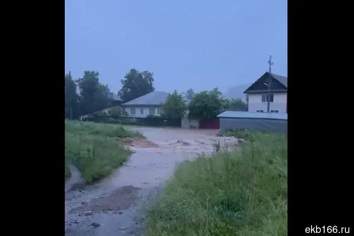 In Nizhnie Sergi, the bridge built after the powerful flood of 2020 was washed away.