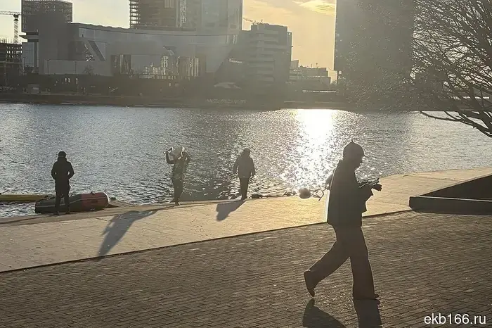 Прохожие повредили забор на закрытой для прохода набережной реки Ольховка.