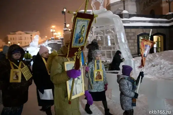 "You're not allowed until the first star." The Bethlehem Star ice-sculpture festival opened.