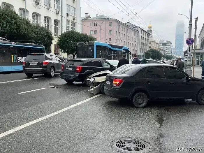 На улице Малышева произошла массовая авария: столкнулись пять автомобилей — фото.