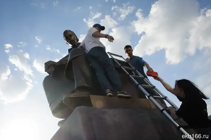 In Yekaterinburg, the monument to Alexander Popov was washed.