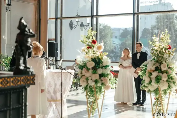 In Yekaterinburg, five couples registered their marriage in a building with the USSR coat of arms on Malysheva.