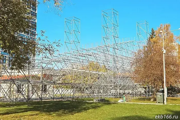 Construction of an ice winter slide has begun in Yekaterinburg.
