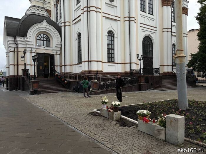 В Екатеринбурге люди приносят цветы и игрушки к месту трагедии, где погибли пешеходы у Большого Златоуста (ФОТО)