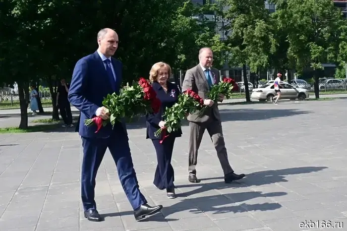 The laying of flowers at the Yeltsin monument took place on the occasion of Russia Day in Yekaterinburg.