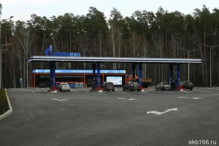 В Екатеринбурге популярная сеть автозаправочных станций начала продавать по 40 литров топлива.