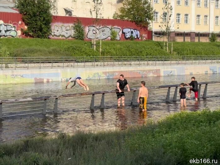 На набережной, затопленной у УГМК Арены, зафиксировали людей, купающихся (ФОТО)