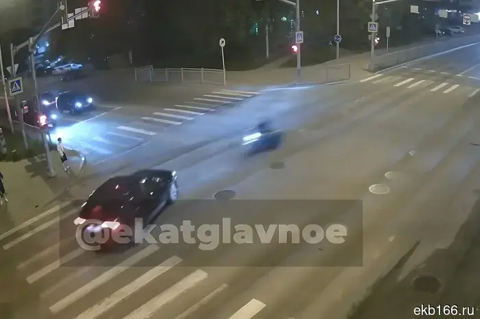 В Екатеринбурге молодая женщина на мотоцикле на высокой скорости врезалась в кроссовер.