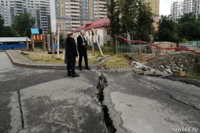 The Yekaterinburg city hall explained where the cracks near the controversial construction site on Pionerka came from.