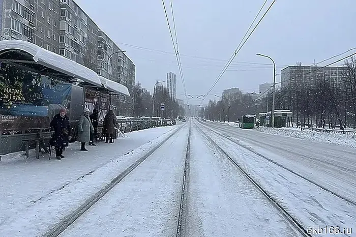 Trams have stopped on Lenin Avenue.