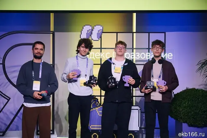 Два ученика старших классов из Екатеринбурга стали лауреатами олимпиады по информатике в Москве.