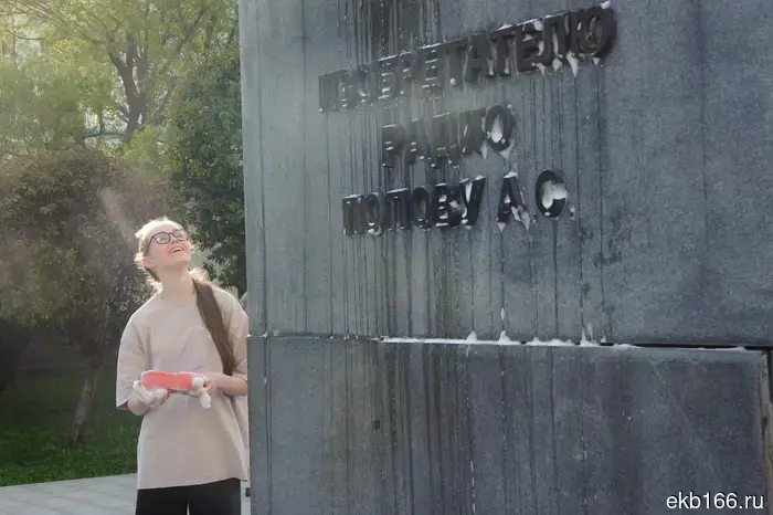 In Yekaterinburg, the monument to Alexander Popov was washed.