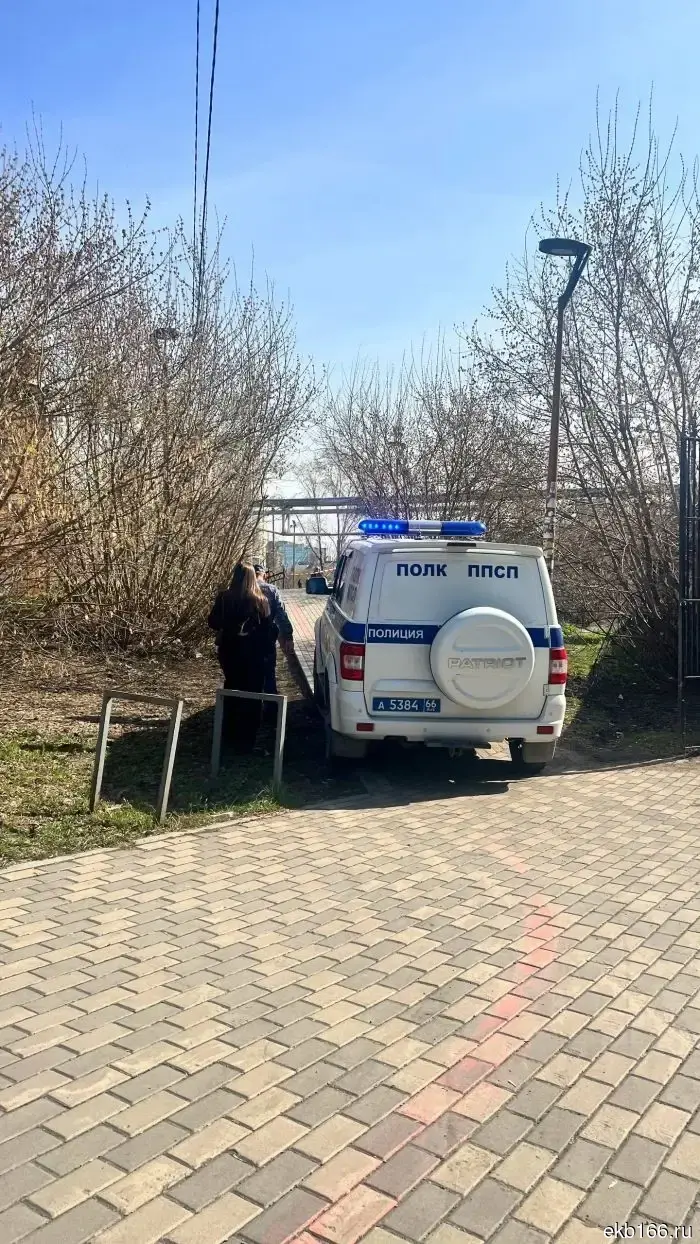 В Екатеринбурге правоохранительные органы огородили область на набережной Исети.