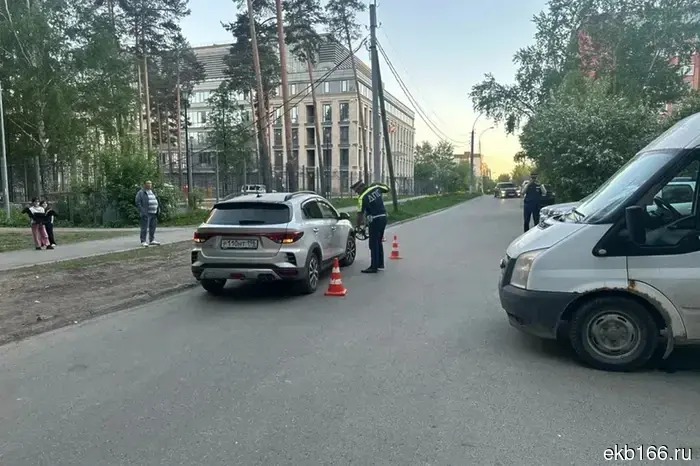 На улице Таежная в Екатеринбурге автомобиль сбил подростка.
