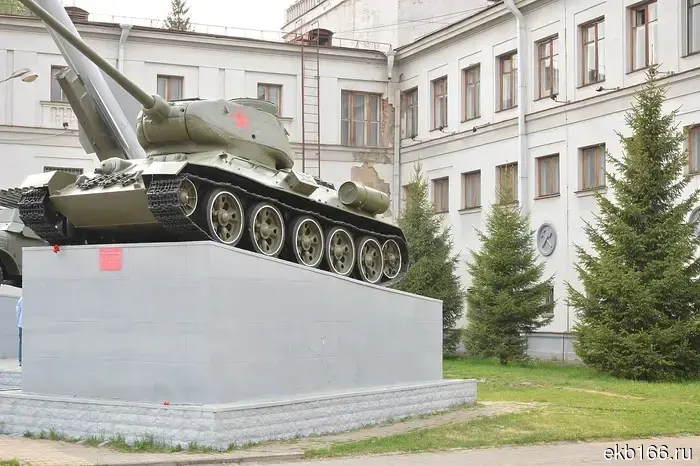 В Екатеринбурге начался ремонт Дома офицеров.