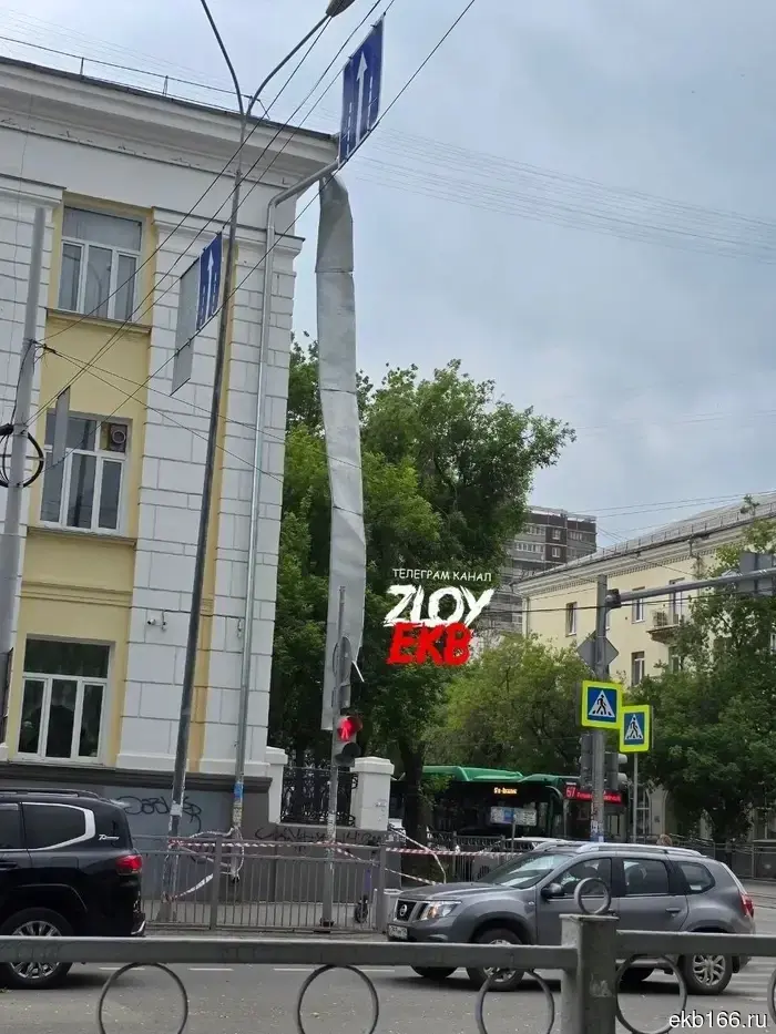 Сильный ветер повредил вывеску ТРЦ «Гринвич» в Екатеринбурге.