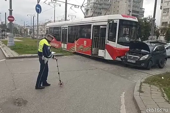 In Yekaterinburg, a 20-year-old female driver of a Daewoo Matiz was hit by a tram, injuring the tram conductor.