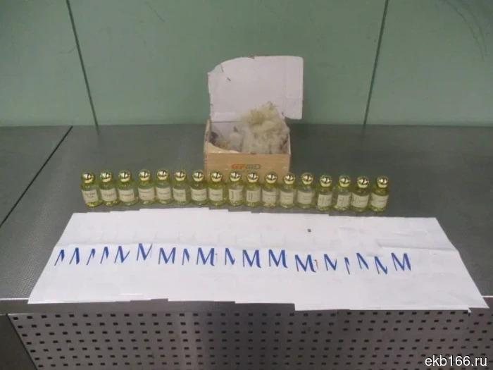 В Кольцово сотрудники таможни задержали пассажира с 18 флаконами парфюма (ФОТО)