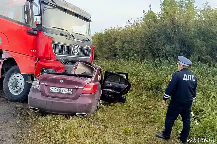 Три человека погибли в легковом автомобиле в результате аварии с грузовиком под Богдановичем.