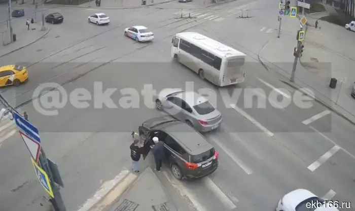 В Екатеринбурге нетрезвые самокатчики совершили ДТП, проскочив на «красный» свет.