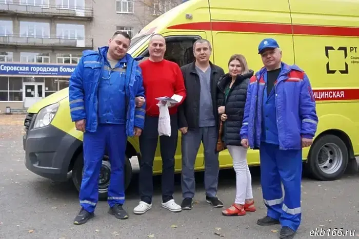 В Свердловской области медики оказали помощь мужчине, которого чуть не задавил автобус, прижатый к стене.