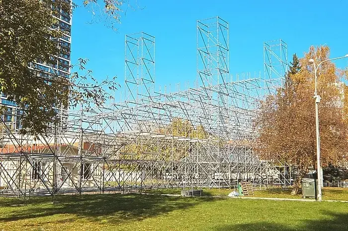 Construction of an ice winter slide has begun in Yekaterinburg.
